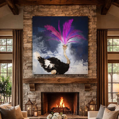 Showgirl, een struisvogel met grote roze veren op de kop, kijkt de toeschouwer recht aan. Canvas print in lichthouten eiken lijst, in situ (2) CROPPED