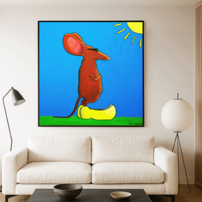 Coole Klompmuis: canvas print van stoere muis met grote gele klompen aan en een zonnebril op, in de zon. In situ (lichteiken lijst)