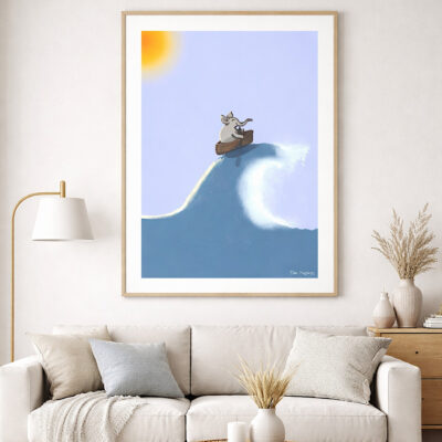 Kunstprint van Olly de Olifant in een roeibootje op een hoge golf, de zon schijnt. Grijze lijst, in situ. CROPPED