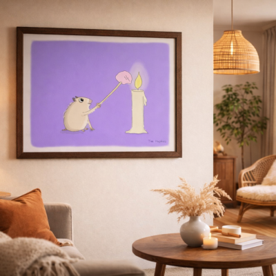 Pluisje Gaat Kamperen: een hamster houdt een marshmallow op een stokje bij het vuur van een brandende kaars, ingelijste art print in een kinderkamer